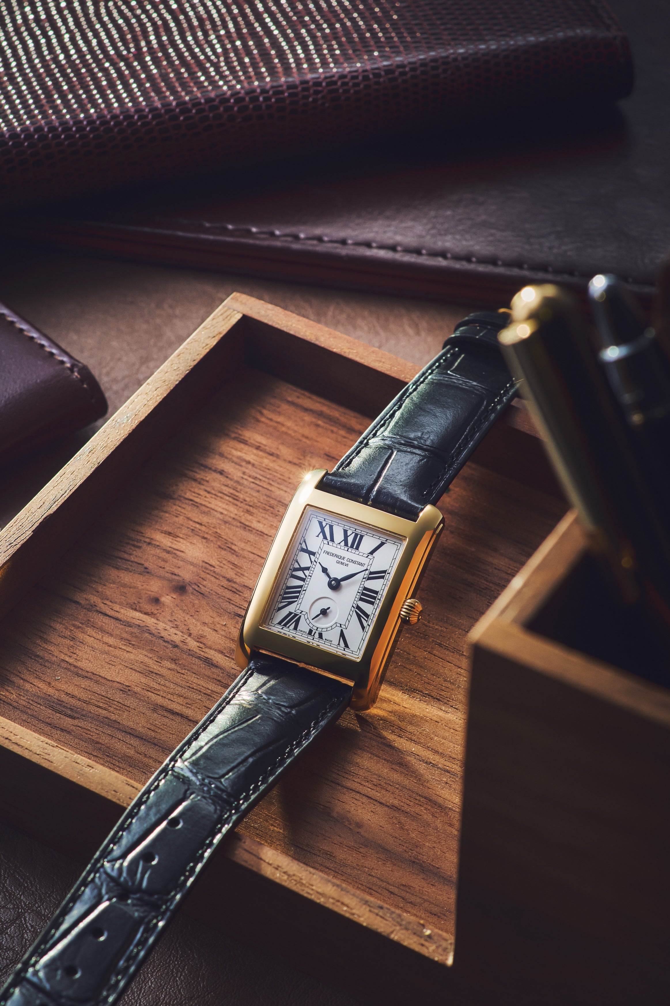 Frederique Constant FC-235S2C5 Watch - Elegant Swiss Automatic Watch with Date Function and Sapphire Crystal (Image 7)