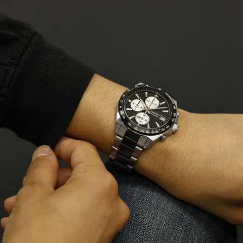 SEIKO SBTR043 Stylish Quartz Watch - Black Dial - Stainless Steel Case - Water Resistant - Elegant Design